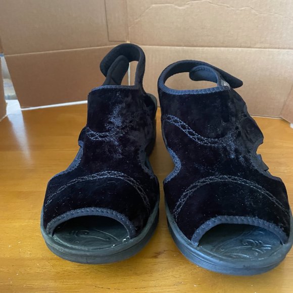 Bzees Comfort Wedge Sandal Black Crushed Velvet Open Toe Lightweight Drama 10W - Picture 3 of 11